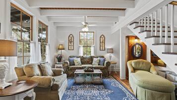 Älytelevisio, takka, pöytätennispöytä, kirjoja