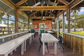 Outdoor dining - Morning Glory, Landings Resort, River Cottage (Steinhatchee)