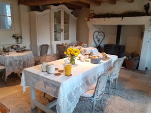 Petit déjeuner composé de spécialités régionales compris tous les jours