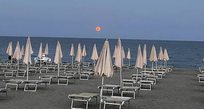 Albenga Sea front, 20 mt from beach, splendid sea view .Smart working, holidays