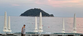 Albenga Sea front,  20 mt from beach, splendid sea view .Smart working, holidays
