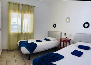 3 slaapkamers, een bureau, een strijkplank/strijkijzer, reisbedje