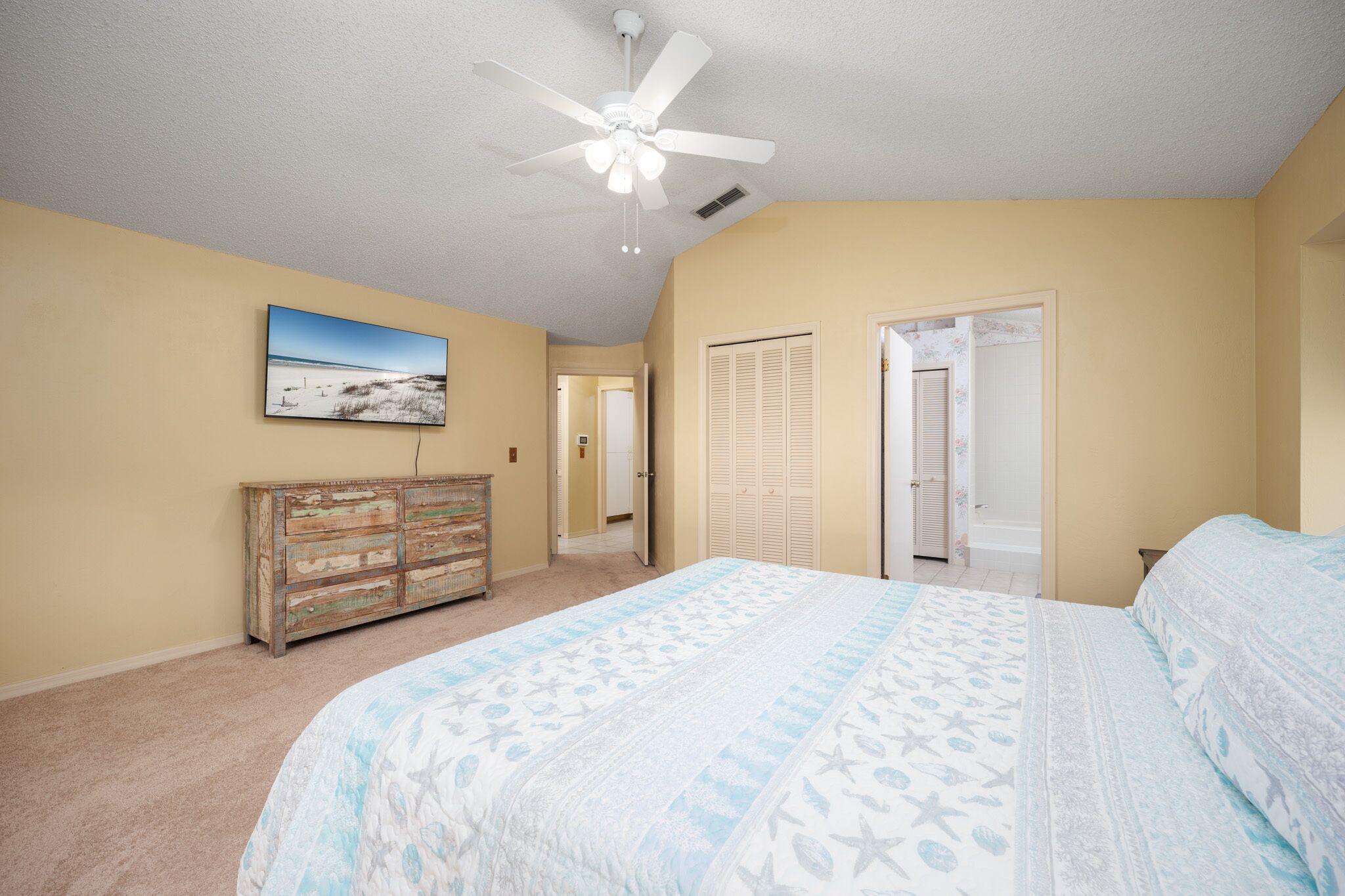 3 bedrooms, individually decorated, individually furnished, free WiFi