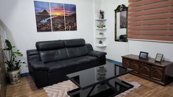 Family Townhome, Courtyard View | Living area