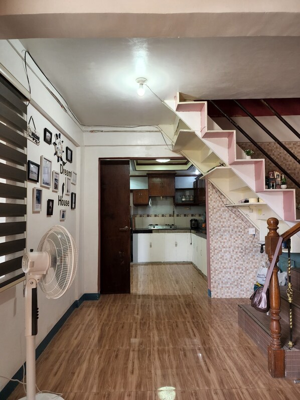 Refrigerador, microondas, parrilla de estufa y tostadora 