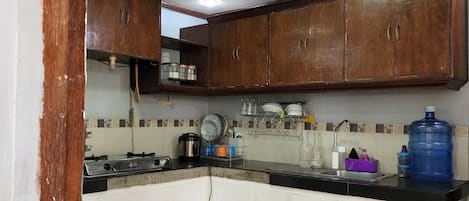 Casa geminada família, vista para o pátio | Cozinha privada | Geladeira, micro-ondas (mediante solicitação), cooktop, torradeira