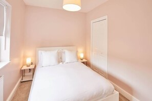 3 bedrooms, desk, iron/ironing board, WiFi (free)