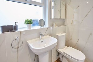 Badewanne, Haartrockner, Handtücher, Seife