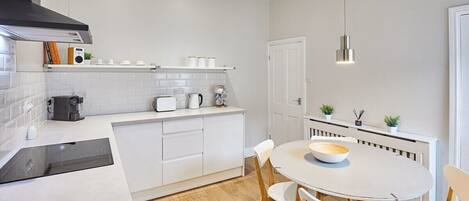 Kylskåp, mikrovågsugn, ugn och spishäll