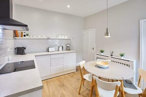 Wasserkocher mit Kaffee-/Teezubehör, Kühlschrank, Mikrowelle, Ofen
