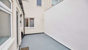 A narrow alleyway with a flat roof, a small window, and a door. - Host & Stay | Ings Lane (Saltburn-by-the-Sea)