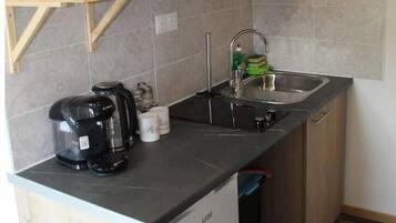 Réfrigérateur, micro-ondes, plaque de cuisson, cafetiÚre/bouilloire