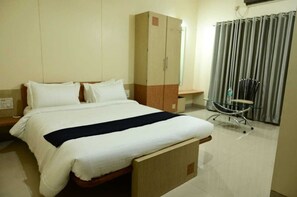 Deluxe tweepersoonskamer | Een bureau, beddengoed