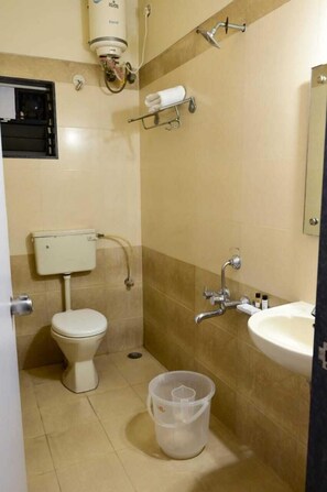 Deluxe tweepersoonskamer | Badkamer | Een douche, badjassen, handdoeken