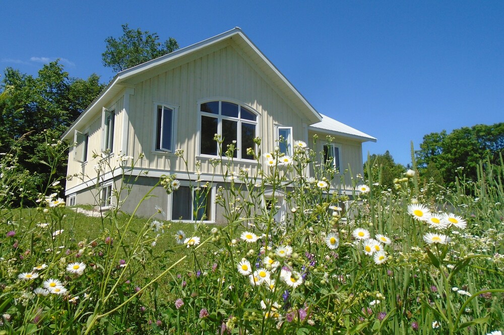 Artisan, spacious home on 64 pastoral acres1 hr west of Ottawa