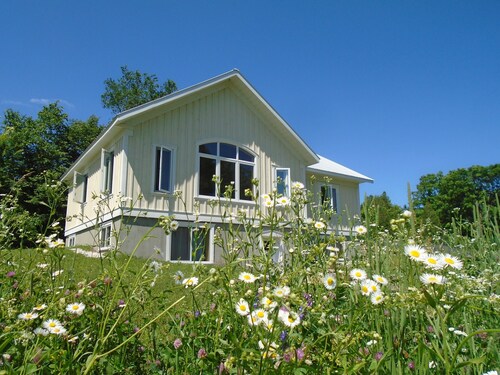  entire artisan home/64 rural, pastoral acres/1 hr west of Ottawa