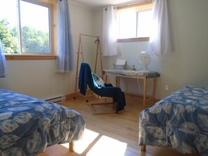 3 bedrooms, desk, bed sheets