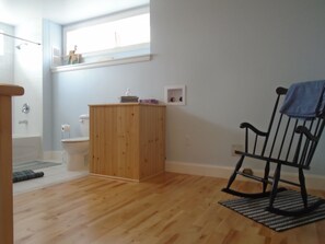 Combined shower/bathtub, soap, shampoo, toilet paper