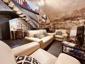 TV connectée, livres, médiathèque