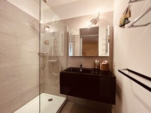 Douche, sèche-cheveux, serviettes fournies, papier toilette