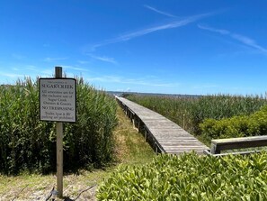 Property grounds - La Dolce Vita II: Soundfront condo w/sunset views, community pool, 2 en-suites! (Nags Head)