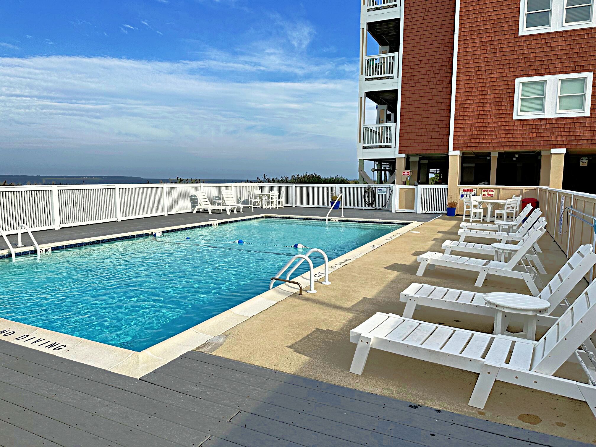 Soundfront condo, awesome sunset views, community pool, 2 en-suites.