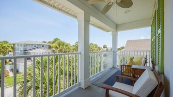 Nhà, nhiều giường, sân hiên, quang cảnh vườn | Ban công