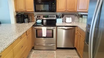 Condo, 2 Bedrooms | Private kitchen