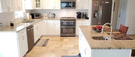 House, 3 Bedrooms | Private kitchen | Stovetop, coffee/tea maker, electric kettle, toaster