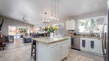 House, 3 Bedrooms | Private kitchen