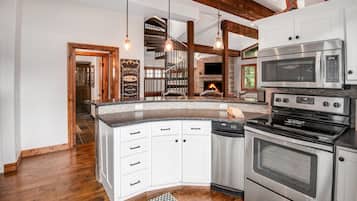 Condo, 3 Bedrooms | Private kitchen | Fridge, oven, coffee/tea maker, toaster
