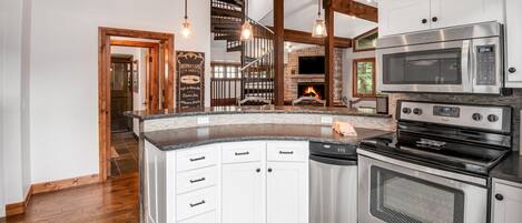 Condo, 3 Bedrooms | Private kitchen | Fridge, oven, coffee/tea maker, toaster