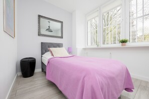 2 bedrooms, bed sheets - Schillera Apartment by Renters (Warsaw)