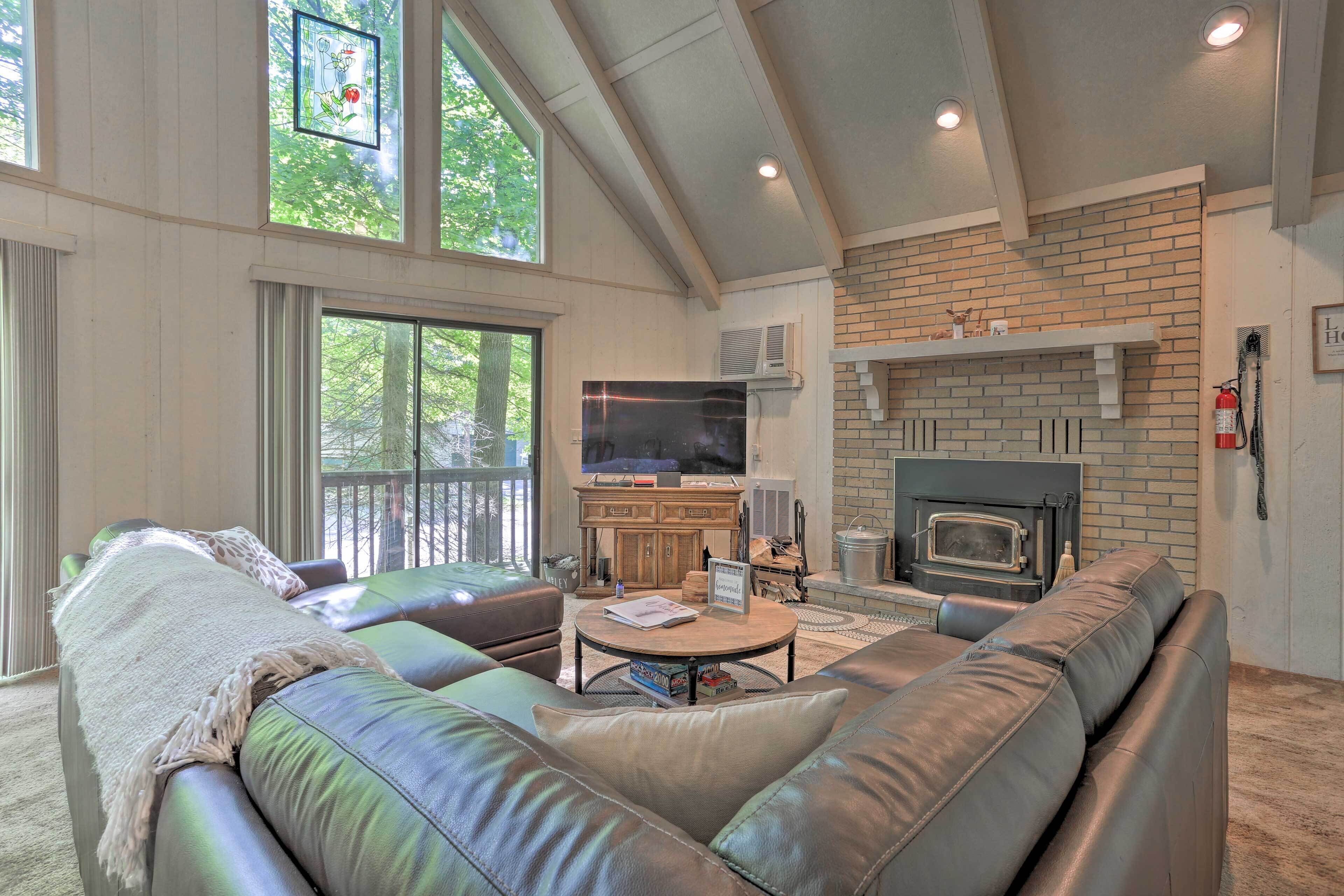 Pet-Friendly Lake Ariel Resort Home w/ Deck!