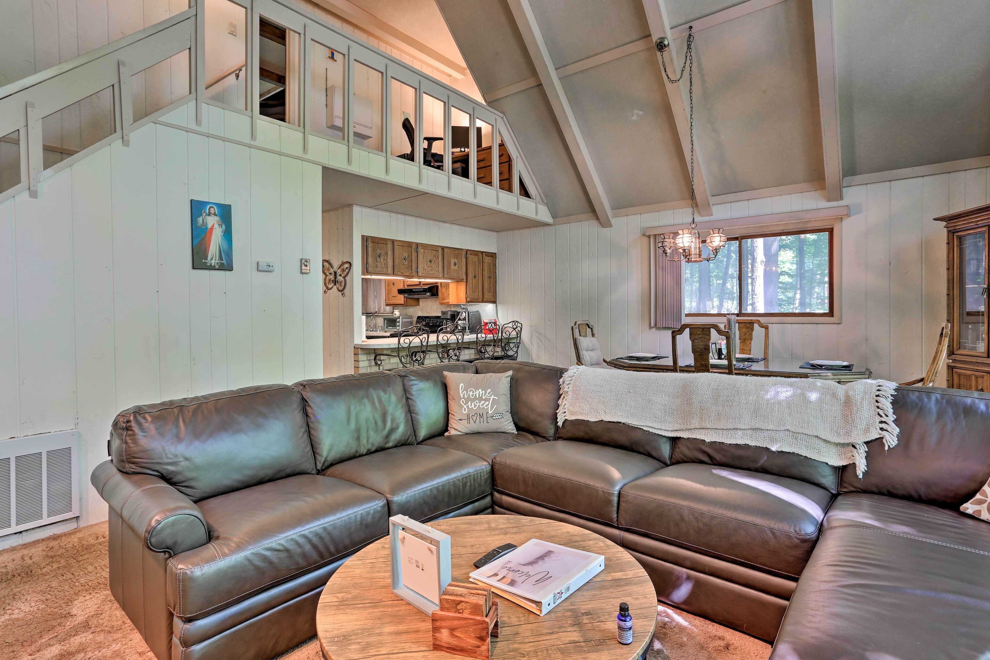 Pet-Friendly Lake Ariel Resort Home w/ Deck!