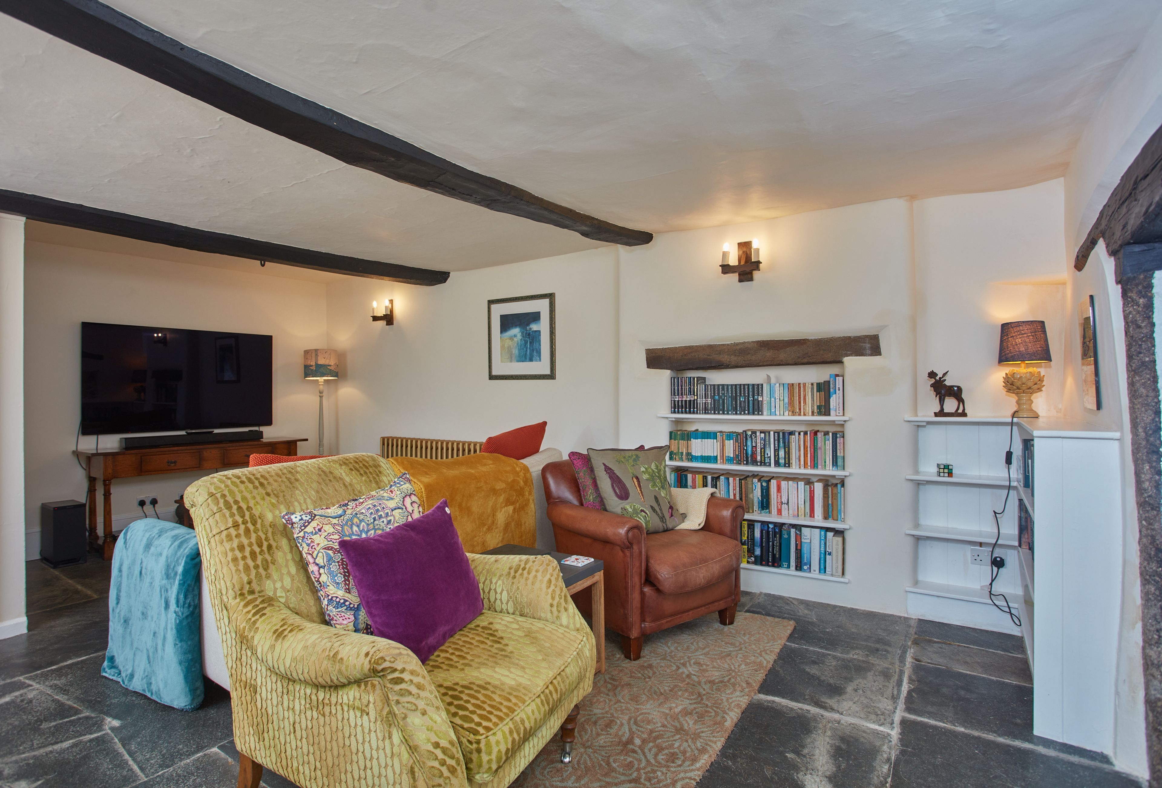 TV connectée, cheminée, livres