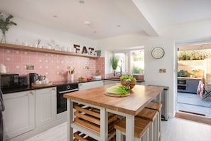 Fridge, microwave, oven, dishwasher - Maris Cottage is a cosy home from home, perfect for a family with small children or some surfing fri (St Agnes)