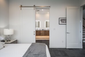 4 chambres, fer et planche à repasser, lit de bébé portatif