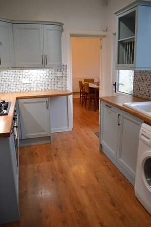 Jääkaappi, mikroaaltouuni, uuni, liesi