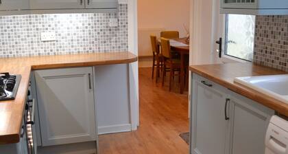 Entire 3 bedroom house 5 minute walk to the Caerphilly station