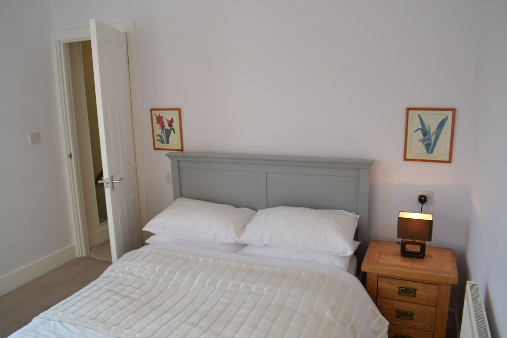 Entire 3 bedroom house 5 minute walk to the Caerphilly station