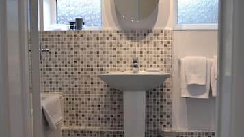 Combined shower/bathtub, hair dryer, towels, soap