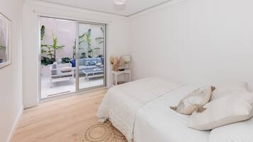 3 slaapkamers, een bureau, een strijkplank/strijkijzer, reisbedje