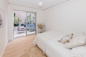 3 bedrooms, desk, iron/ironing board, travel cot - 3 Bedroom Beachfront Manly Garden Apartment
 (Manly)