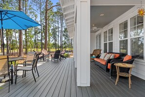 Outdoor dining - Golf Cart ~ Private Porch ~ Family Friendly (Miramar Beach)