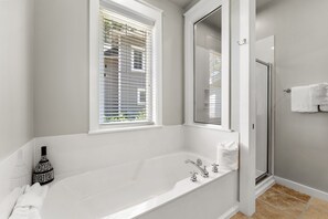 Combined shower/tub, hair dryer, towels - Golf Cart ~ Private Porch ~ Family Friendly (Miramar Beach)