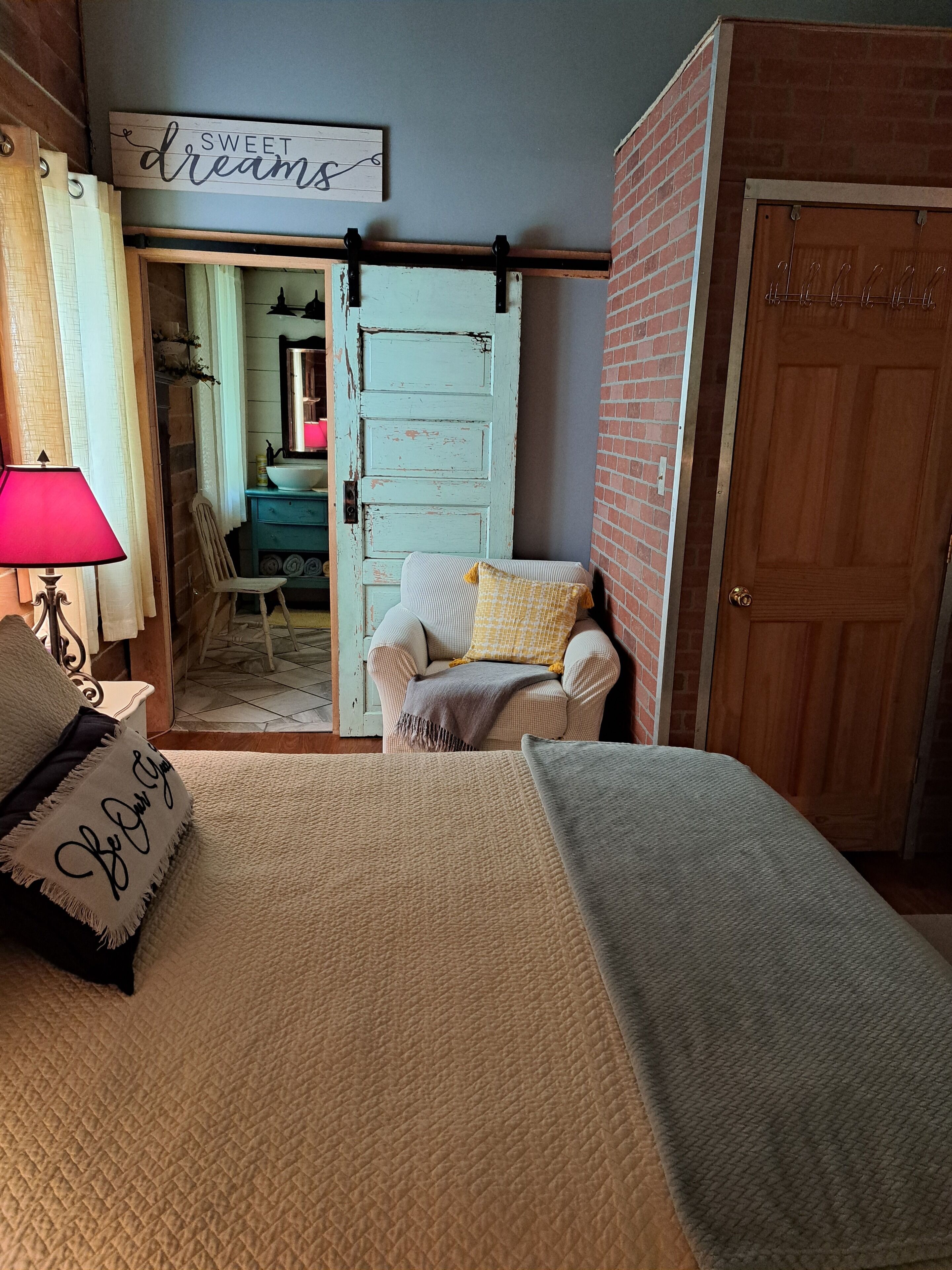 Cottage in the Woods B&B=The Bluebird Bungalow