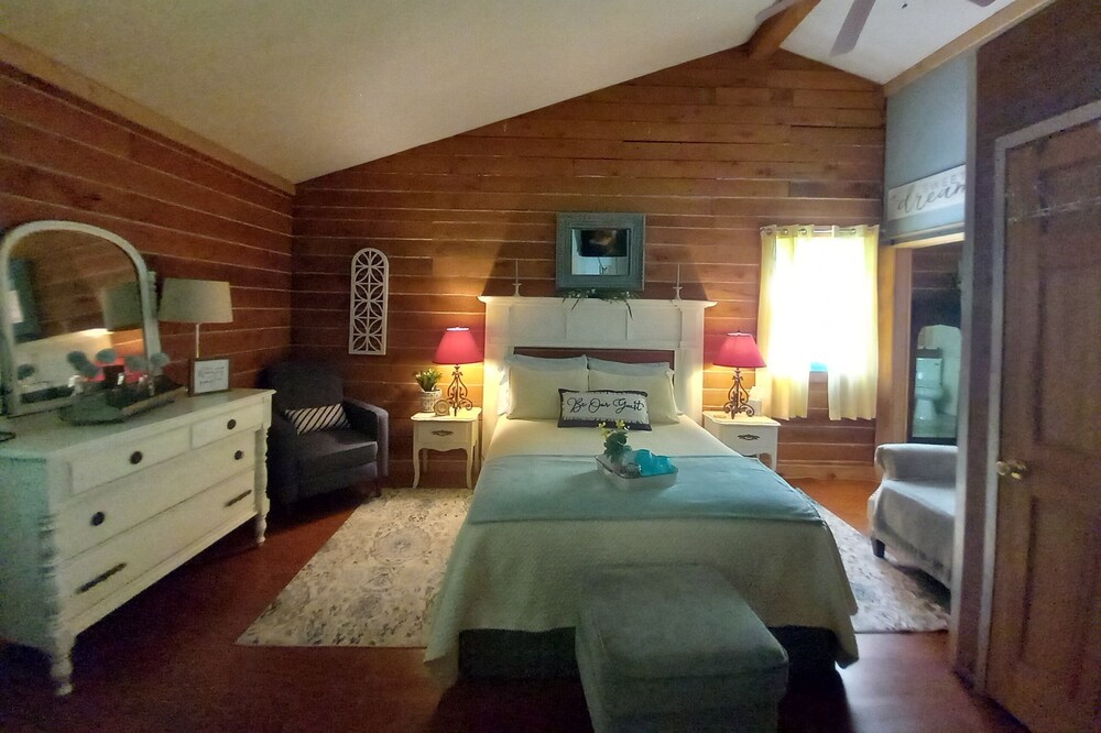 Cottage in the Woods B&B=The Bluebird Bungalow