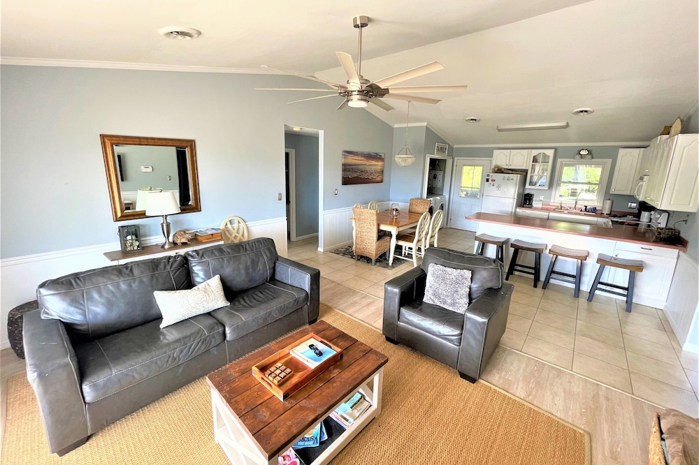 Oceanside beach home, 2 minute walk to beach