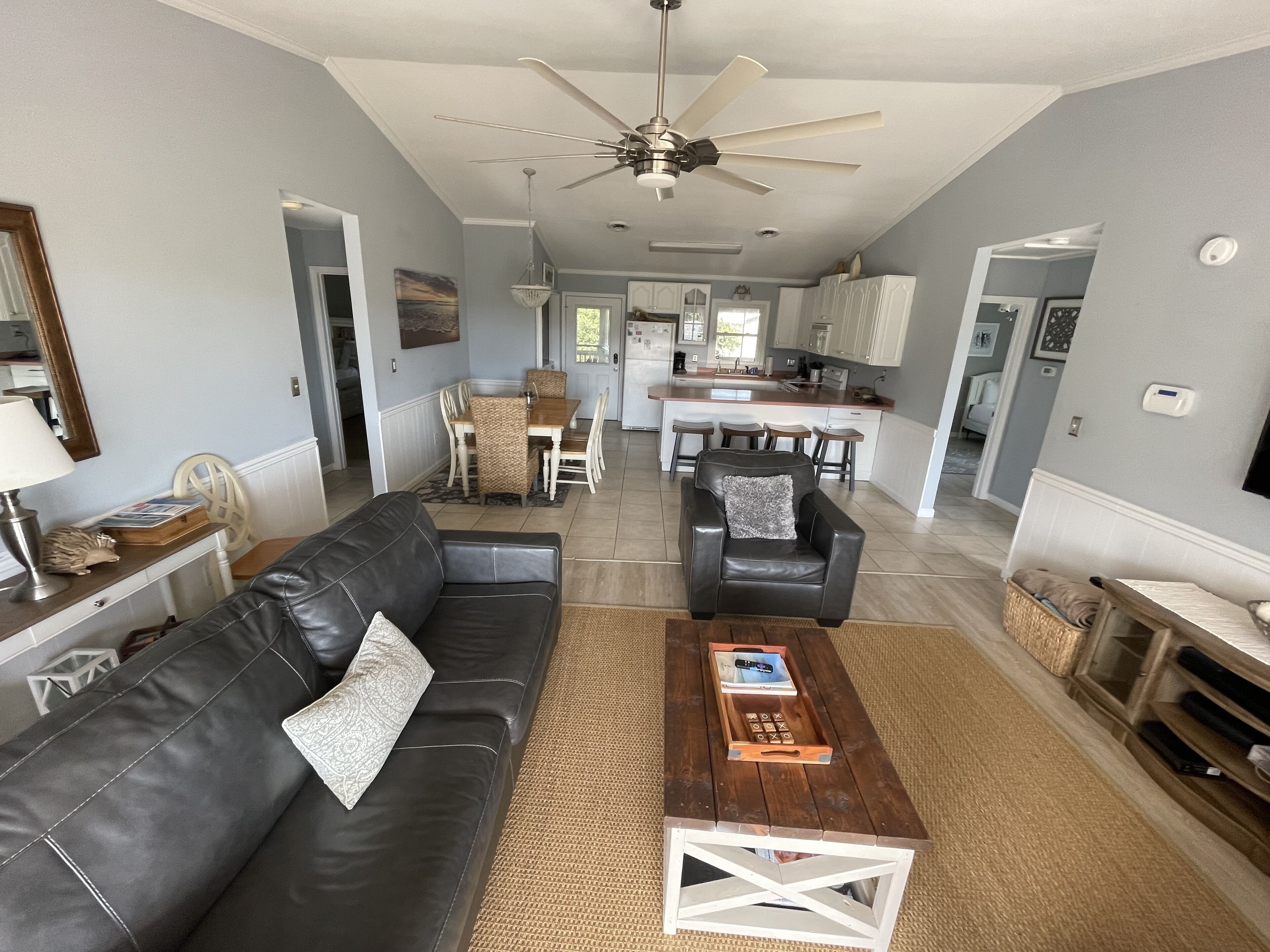 Oceanside beach home, 2 minute walk to beach